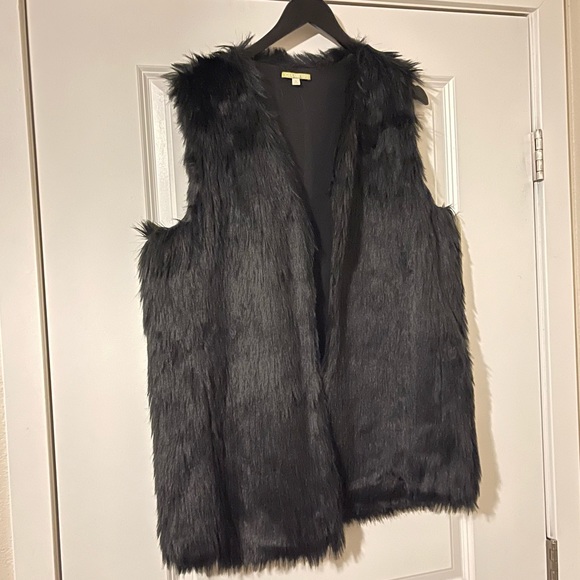 Gianni Bini fur vest - Picture 2 of 8